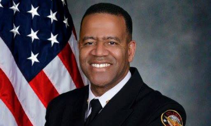 Kelvin Cochran escreveu um livro no qual expressa suas opiniões sobre fé, espirtualidade e homossexualidade, de um ponto de vista cristão