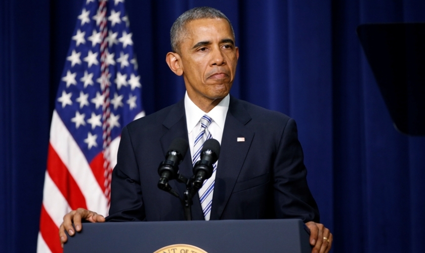 Presidente dos Estados Unidos, Barack Obama, faz uma pausa ao discursar na Cúpula da Casa Branca de Luta contra o Extremismo Violento em Washington. (Reuters/Kevin Lamarque)