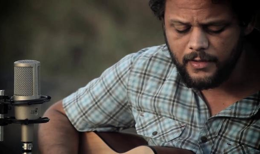 Marcos Almeida é cantor, compositor, instrumentista e tem sido grande influência para uma nova geração de músicos cristãos, que investem em canções que usam a riqueza da poesia para sobre o evangelho, salvação e relacionamento com Deus.