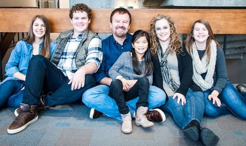 Mark Hall é líder da banda Casting Crowns, com grande projeção no cenário da música gospel internacional. É casado e tem quatro filhos.