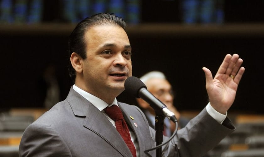Roberto de Lucena é deputado federal licenciado, Secretário de Turismo do Estado de São Paulo e da Frente Parlamentar Mista para Refugiados e Ajuda Humanitária.