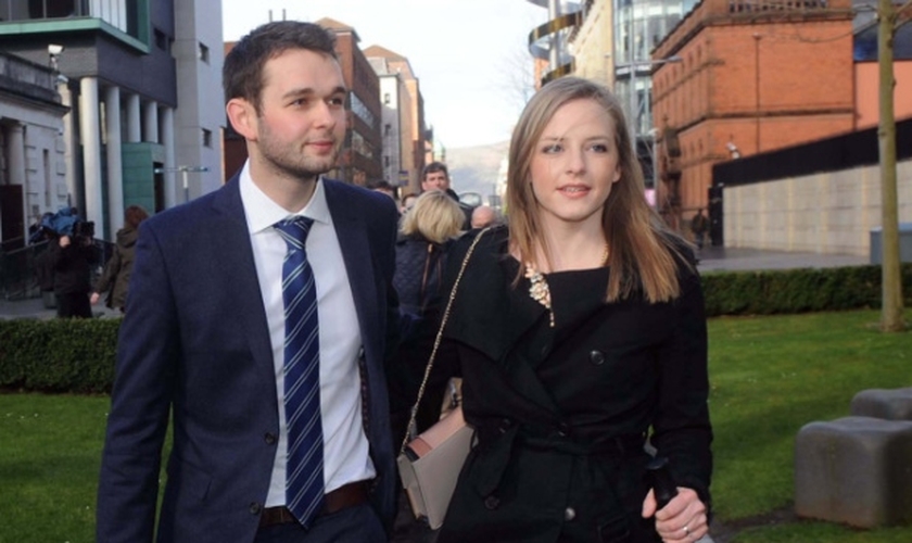 Daniel MacArthur e sua esposa Amy trabalham na gerência da Confeitaria Ashers e tiveram sua empresa penalizada por crime de homofobia.
