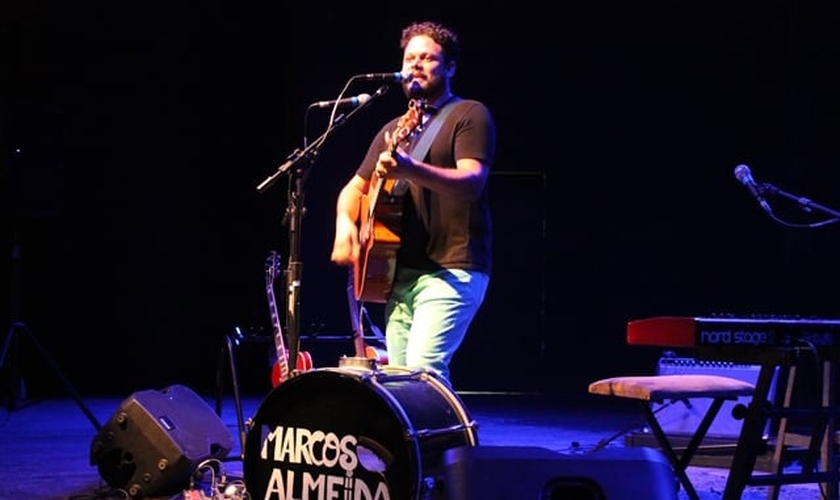 Marcos Almeida é cantor, compositor, instrumentista e tem sido grande influência para uma nova geração de músicos cristãos, que investem em canções que usam a riqueza da poesia para sobre o evangelho, salvação e relacionamento com Deus.