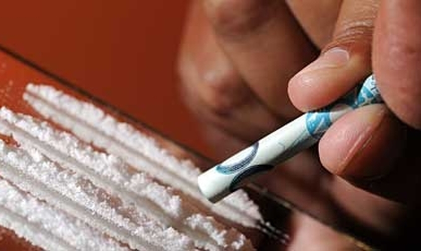Usuário cheira cocaína.