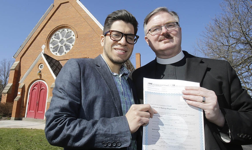 Igreja Episcopal dos Estados Unidos aprovou cerimônias de casamento gay. (NBC New York)