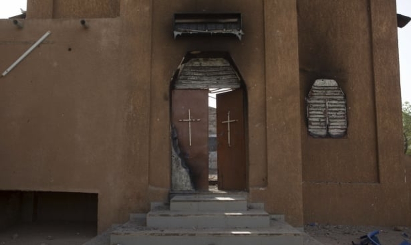 Fachada de igreja destruída, em Niamey (Níger)