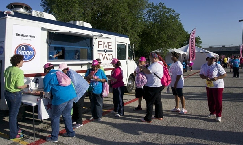Caminhão adaptado do ministério 'Cinco & Dois Food Truck' serve café da manhã para necessitados no Texas (EUA)