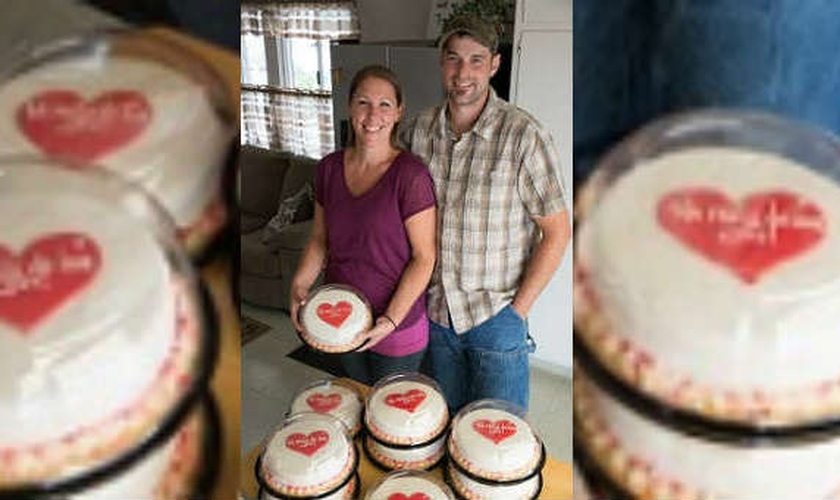 Melissa e Aaron Klein decidiram enviar bolos a 10 organizações LGBT dos Estados Unidos. (Foto: Charisma News)