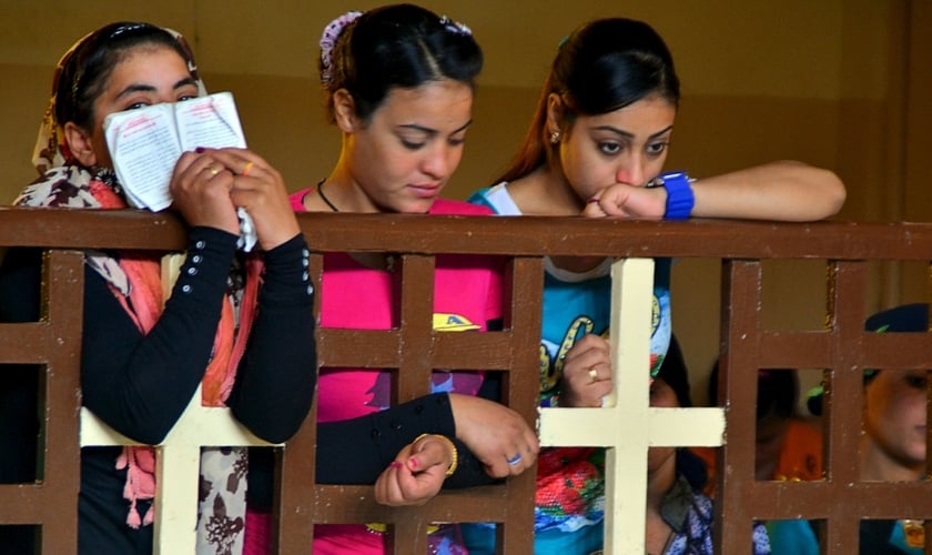 Cristãs coptas assistem a um culto dominical em uma igreja no sul do Cairo, em 3 de maio de 2015. (Foto: Reuters)