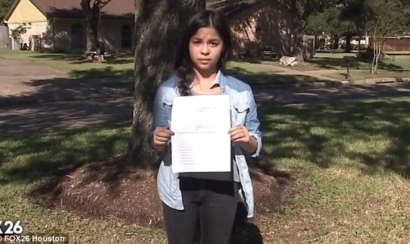 A estudante Jordan Wooley exibe a folha com a atividade polêmica, que exigia que ela afirmasse que "Deus é um mito". (Imagem: Fox 26)
