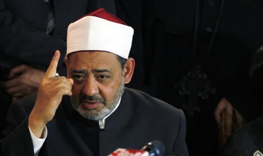 Sheikh Ahmed Mohamed el-Tayeb, imã da Mesquita de al-Azhar do Cairo, no Egito. (Foto: Reuters/Mohamed Abd El-Ghany)