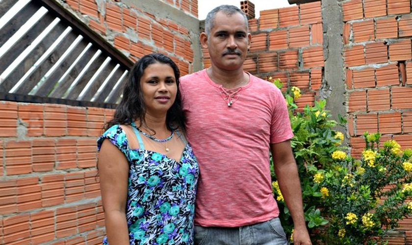 Adão da Silva e Eva Alves são casados há 22 anos no Acre, onde se conheceram na juventude. (Foto: Caio Fulgêncio/G1)