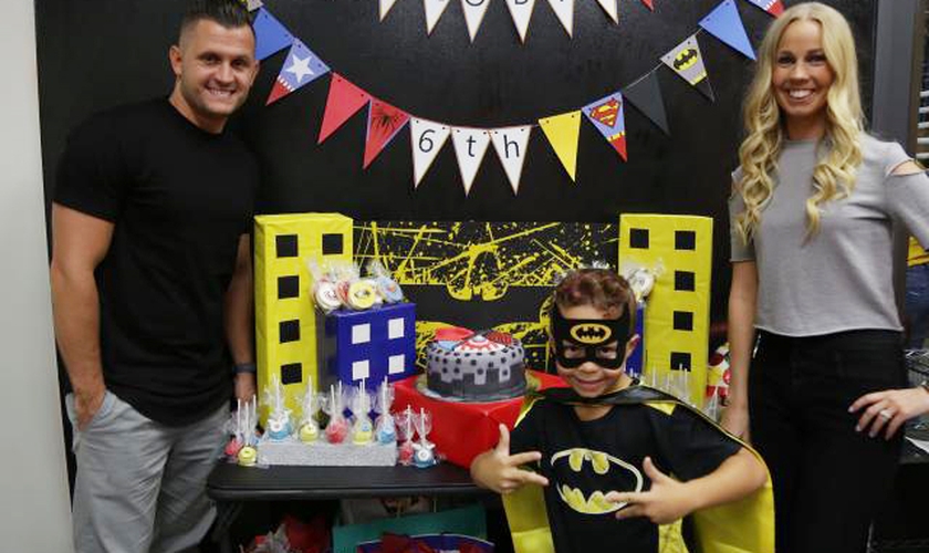 Jacoby em sua festa de aniversário junto com os pais Rob e Megan. (Foto: Arquivo Pessoal)