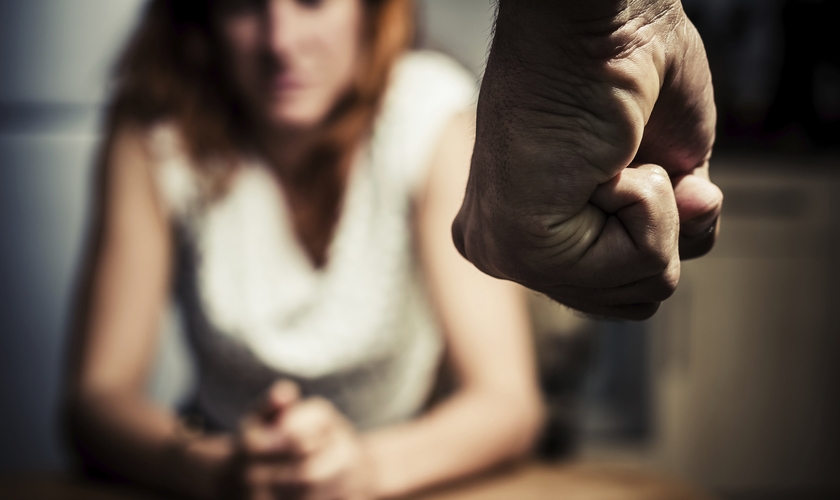 Maioria das igrejas não estão preparadas para ajudar vítimas de abuso doméstico. (Foto: Getty Images/iStockphoto)