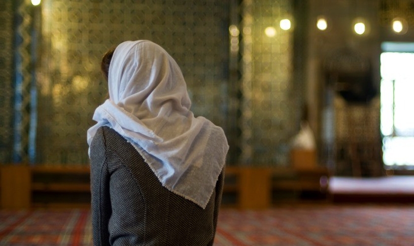 Imagem ilustrativa. Muçulmana foi surpreendida quando ouviu a mensagem do Evangelho. (Foto: iStock)