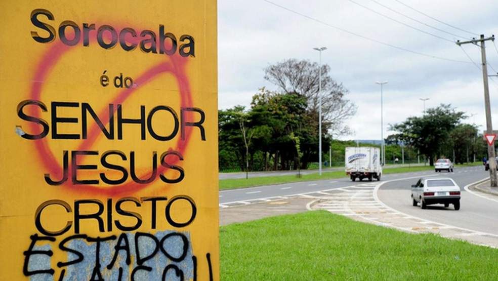 Veja as imagens  dos atos de vandalismo contra o totem "Sorocaba é do Senhor Jesus Cristo"