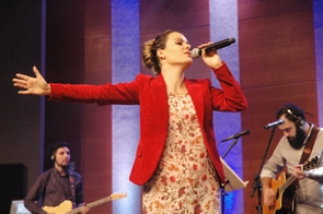 Ana Paula Valadão em apresentação durante Café de Pastores. (Guiame)