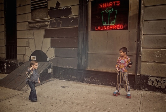 Fotógrafo usa filhos de modelo para retratar a vida em várias épocas 