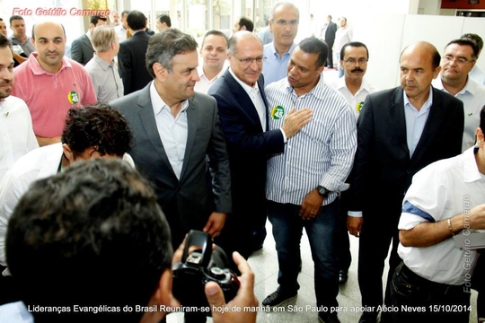 Aécio Neves se encontra com lideranças evangélicas em São Paulo; veja as fotos Aécio Neves se encontra com lideranças evangélicas em São Paulo; veja as fotos