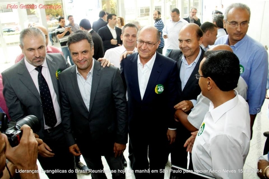 Aécio Neves se encontra com lideranças evangélicas em São Paulo; veja as fotos Aécio Neves se encontra com lideranças evangélicas em São Paulo; veja as fotos