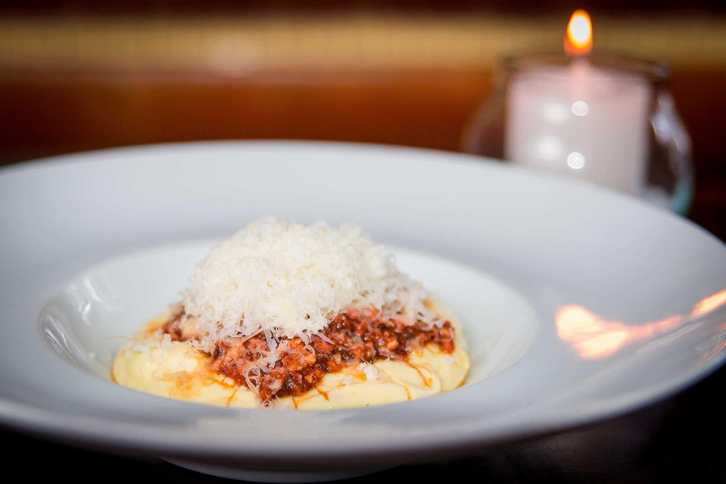 Polenta cremosa com ragu bolonhesa