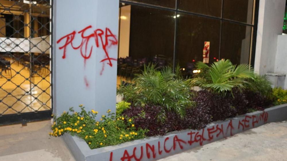 Ativistas pró-aborto vandalizam igreja e agridem fiéis, na Argentina