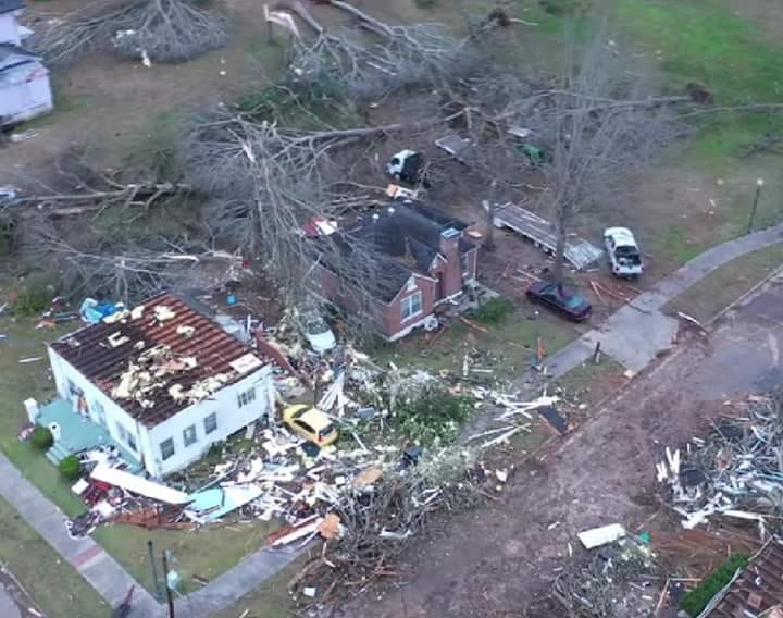 Mulher retorna à fé após sobreviver a tornado: "Agora eu sei que Deus existe"