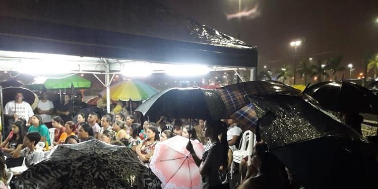 Fiéis realizam culto na chuva após temporal destruir igreja em SP