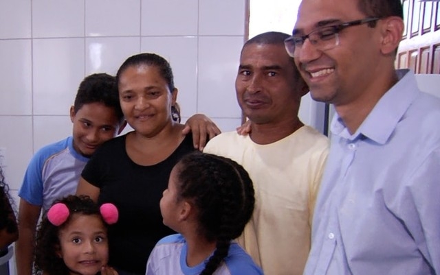 Família que vivia em barraco recebe casa com ajuda de alunos de colégio cristão