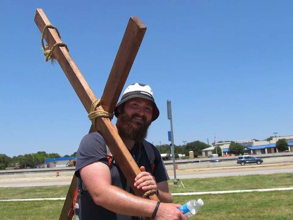 Homem carrega cruz de madeira e prega o Evangelho por rodovias: “Deus me chamou”