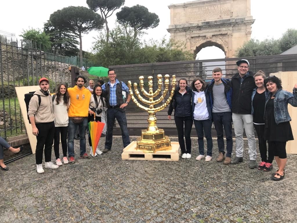 Cristãos alemães levam réplica da Menorá a Jerusalém como “pedido de perdão”