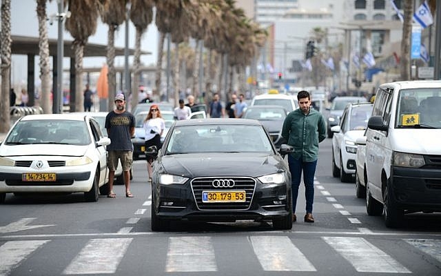 Pessoas param por dois minutos nas ruas de Israel, em homenagem às vítimas do Holocausto