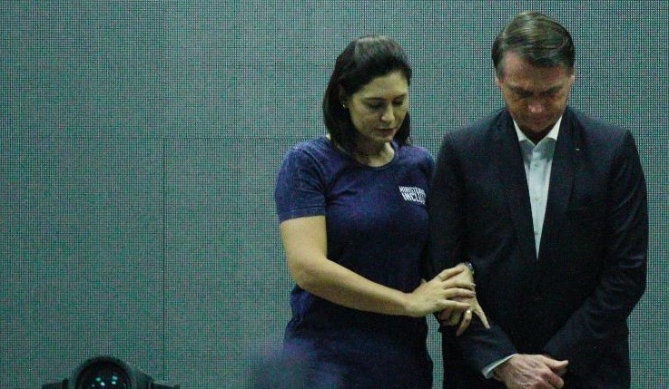 Bolsonaro e Michelle recebem oração em culto no domingo de manifestações pelo Brasil