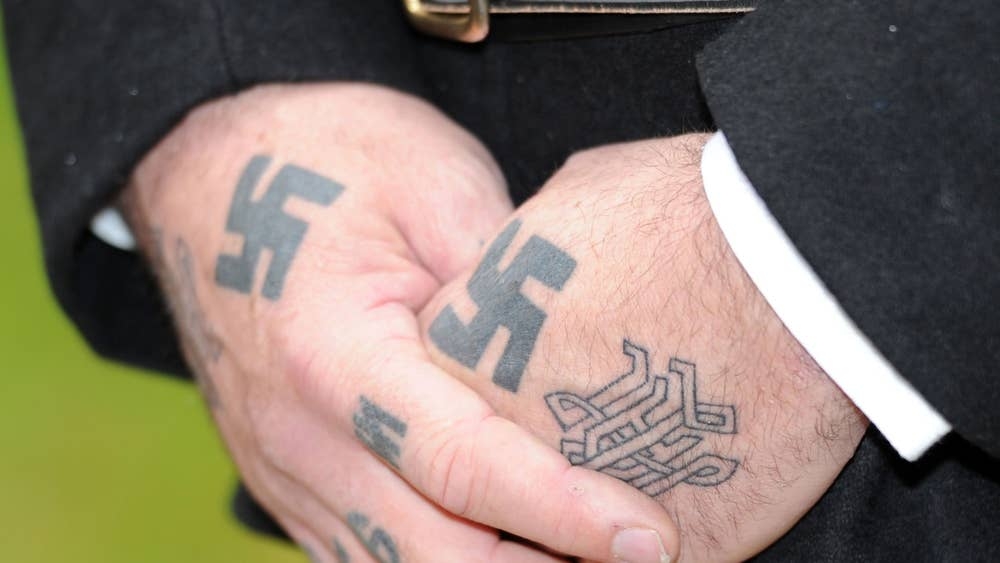 Adolescentes judeus ajudam a resgatar homem com tatuagem nazista de afogamento