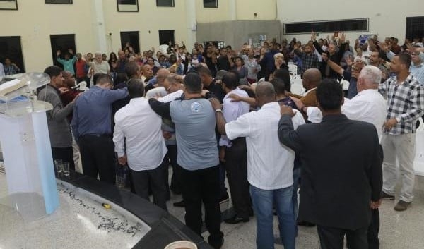 Pastores de Paracatu se unem em culto na igreja onde fiéis foram assassinados