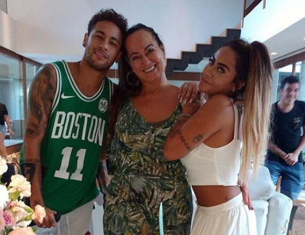 “Filho, é hora de aprender com tudo isso e voltar para Jesus”, diz mãe de Neymar