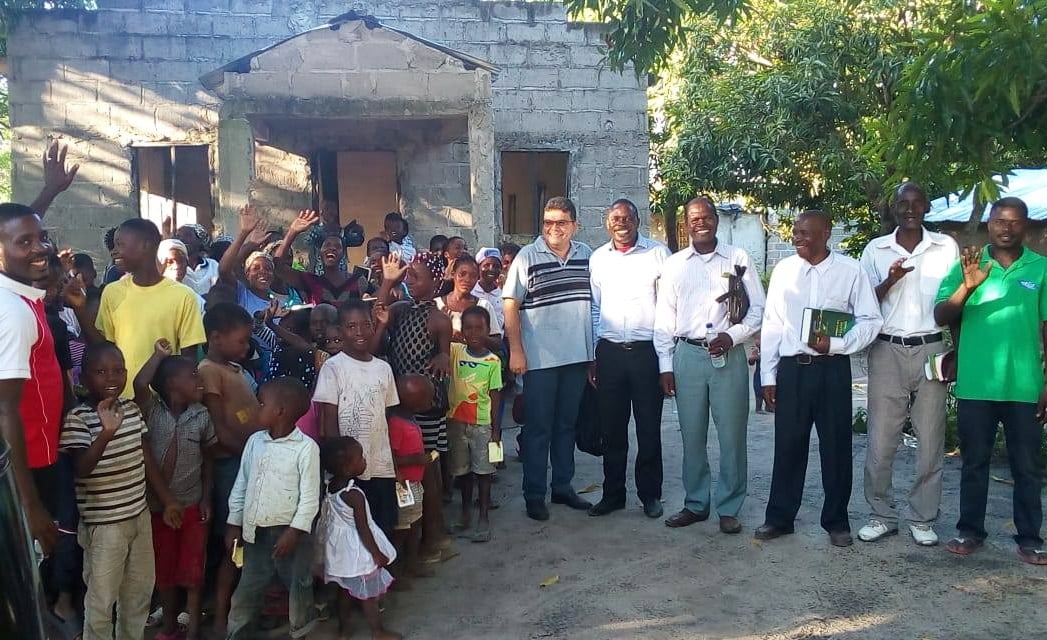 Pastor inicia ministério nas aldeias da África para formar líderes: “Missões é obediência”
