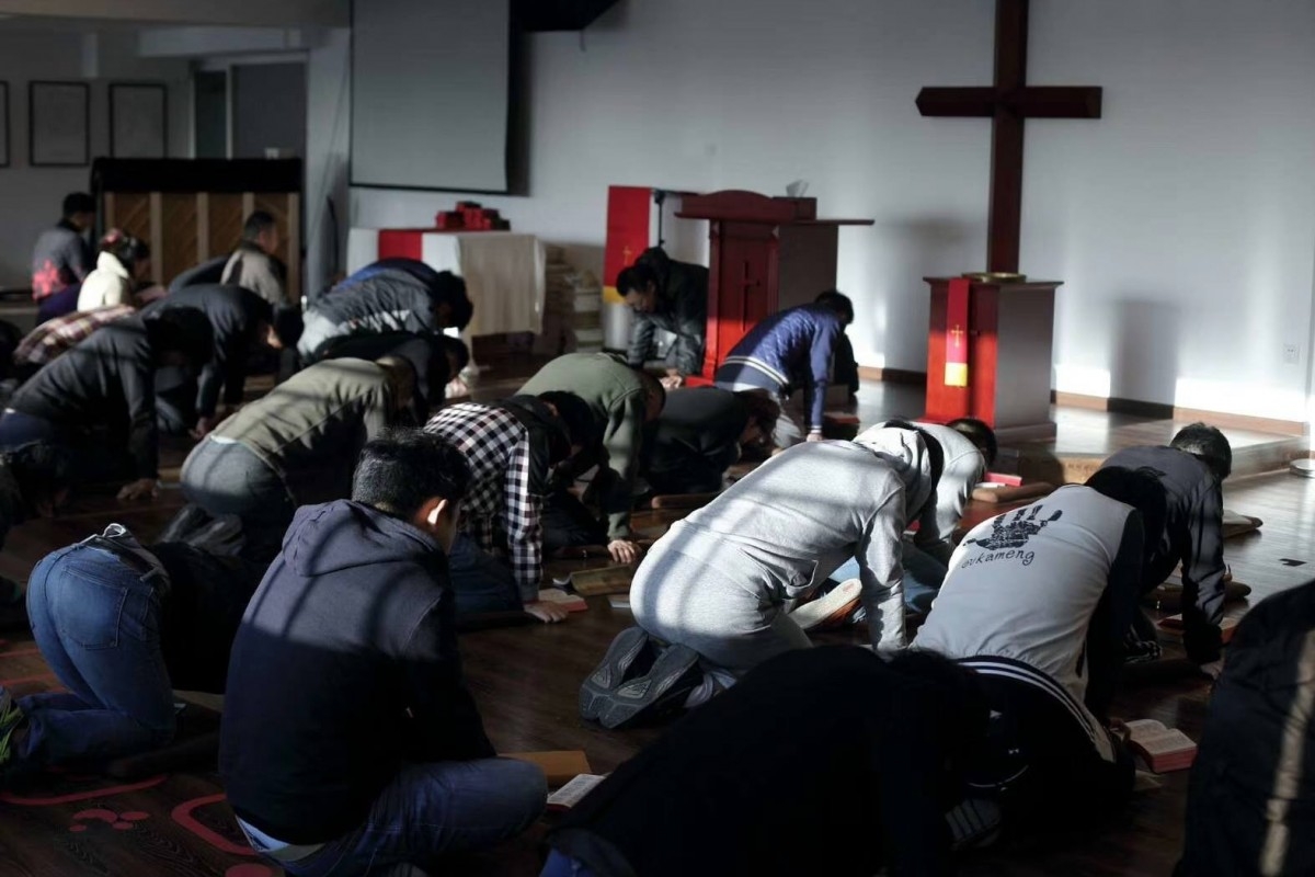 Pastor é espancado e preso por se recusar a tirar cruz de igreja, na China