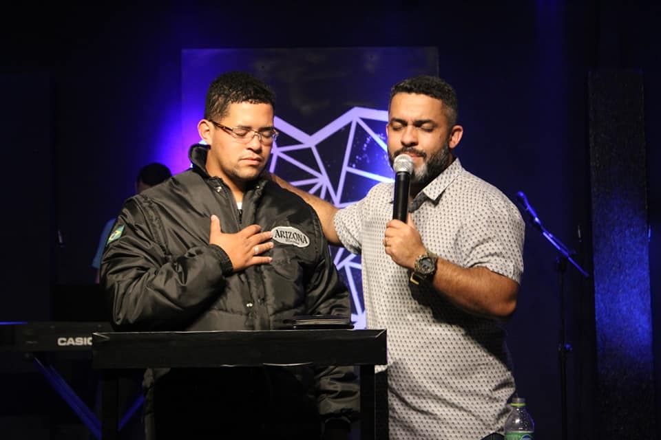 Motoboy entrega pizza em culto e se rende a Jesus, após oração e ajuda de igreja