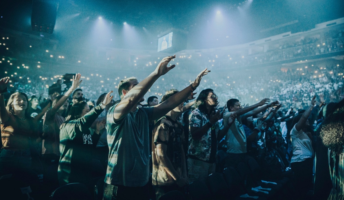 12.000 jovens estudantes se reúnem para louvar a Jesus em estádio dos EUA