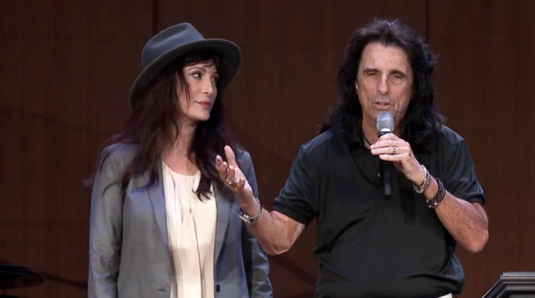 Alice Cooper conta seu testemunho em igreja: “O cristianismo me colocou no caminho certo”