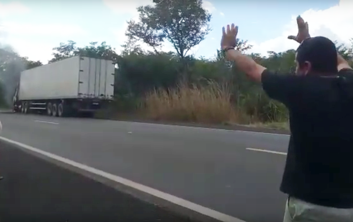 Motorista clama a Deus e chuva apaga caminhão em chamas: “Acredito em um Deus vivo”