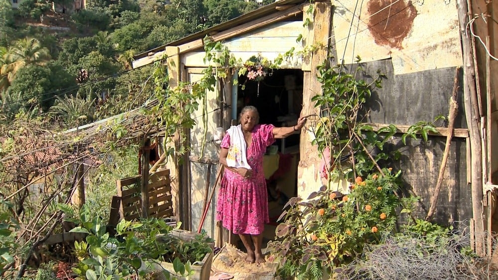 Igreja se une para construir casa para idosa que vive em barraco, no ES