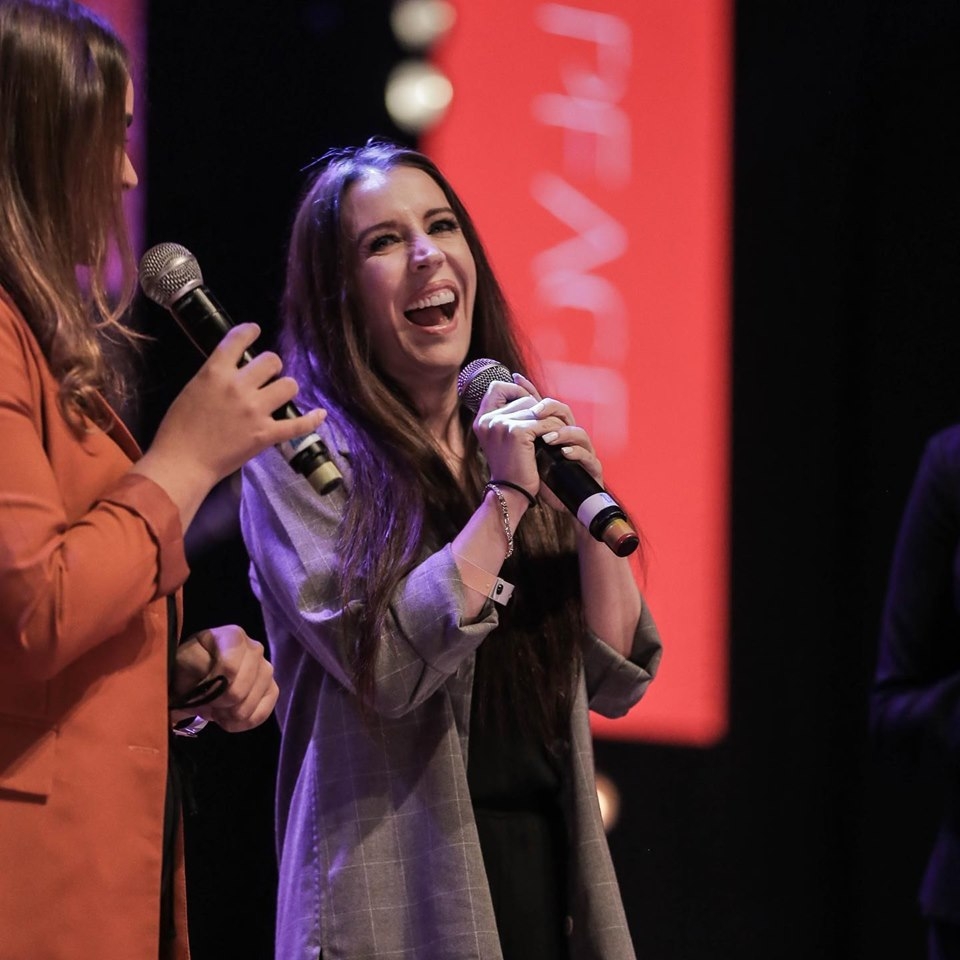 “Eu apontei meu filho para Jesus”, diz mãe de Justin Bieber em culto no Brasil