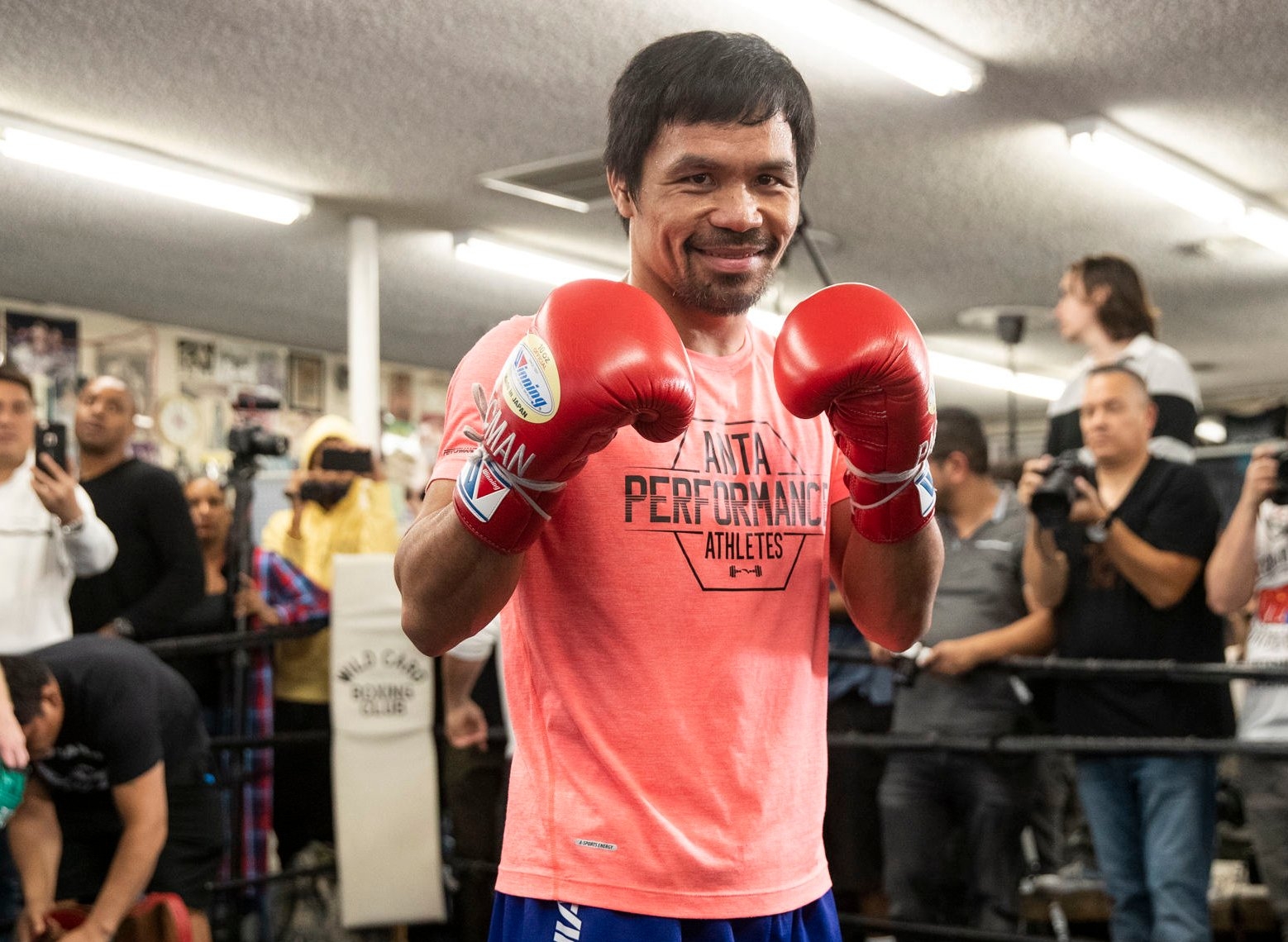 Campeão mundial de boxe diz que sua carreira é baseada na Bíblia e oração