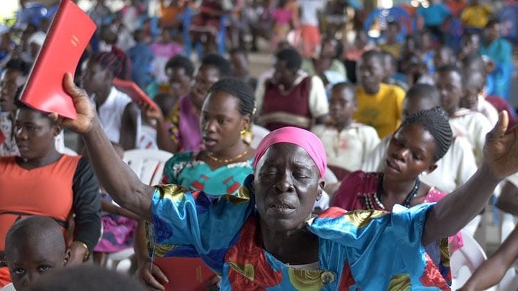 Cristãos leem a Bíblia traduzida em sua língua pela primeira vez, no Leste de Uganda