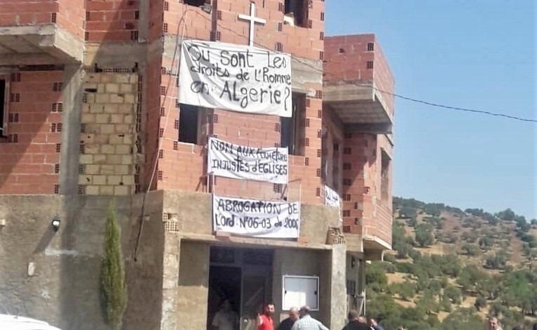 Cerca de 200 cristãos se unem em oração e impedem fechamento de igreja, na Argélia 