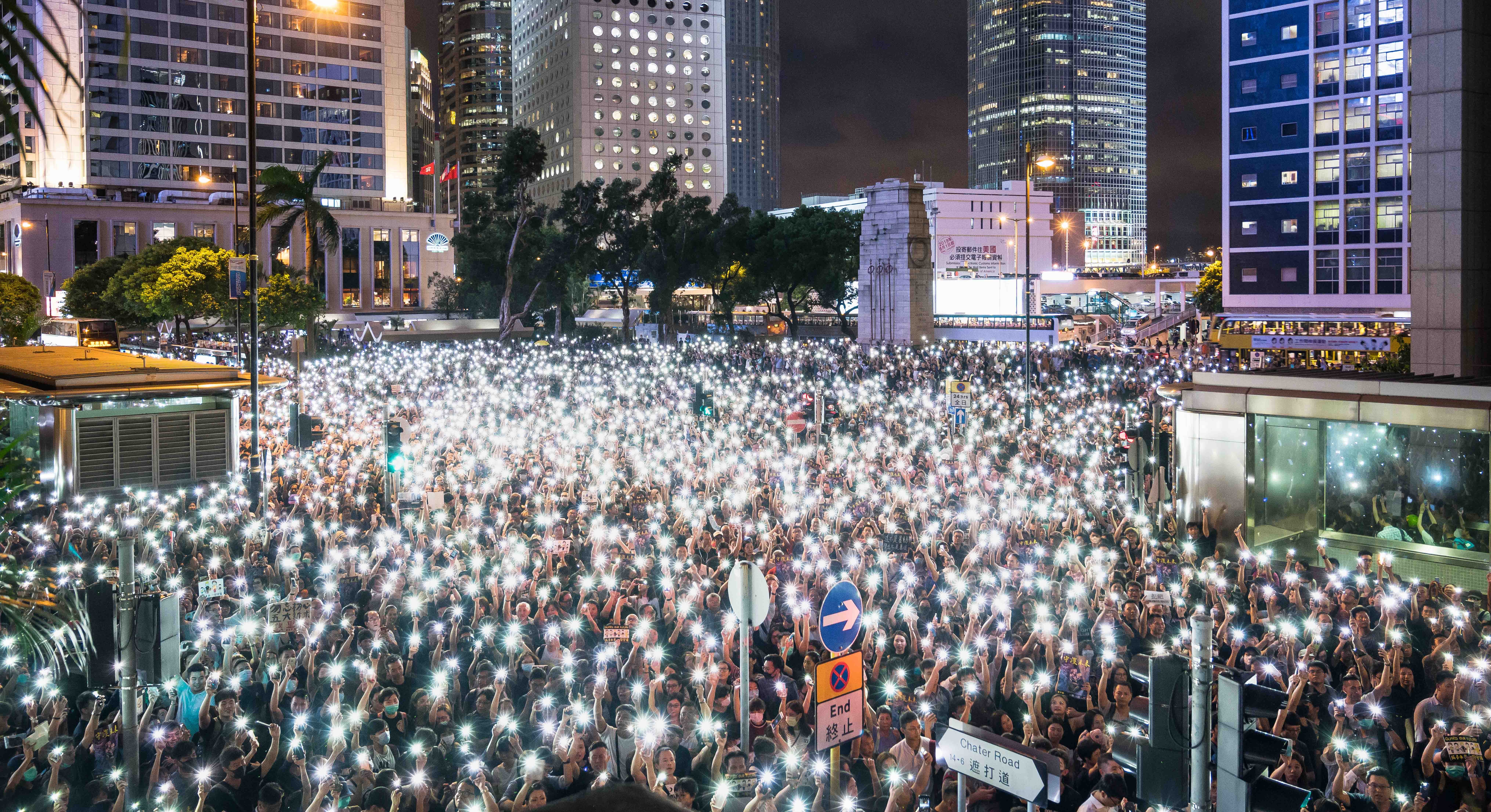 Multidão louva a Deus durante protesto contra o comunismo, em Hong Kong