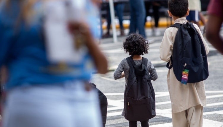 Igrejas se unem e doam materiais escolares a milhares de crianças refugiadas, nos EUA