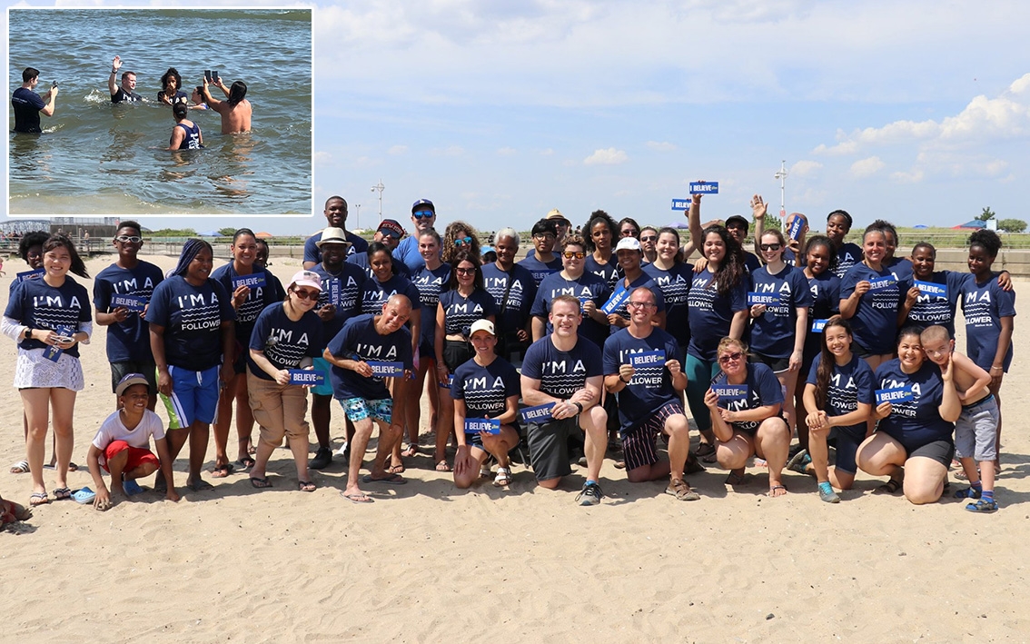 Em evento raro, 51 pessoas foram batizadas em praia de Nova York